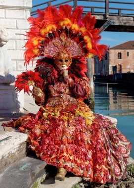 Geleneksel Venedik Karnavalı 'nda (Carnevale di Venezia) geleneksel maskeli ve kostümlü Reveller. Venedik, Veneto, İtalya, Avrupa 