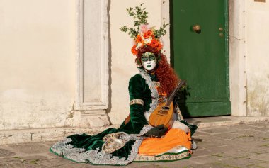 Geleneksel Venedik Karnavalı 'nda (Carnevale di Venezia) geleneksel maskeli ve kostümlü Reveller. Venedik, Veneto, İtalya, Avrupa 