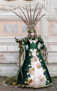 Geleneksel Venedik Karnavalı 'nda (Carnevale di Venezia) geleneksel maskeli ve kostümlü Reveller. Venedik, Veneto, İtalya, Avrupa 