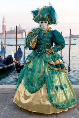 Geleneksel Venedik Karnavalı 'nda (Carnevale di Venezia) geleneksel maskeli ve kostümlü Reveller. Venedik, Veneto, İtalya, Avrupa 