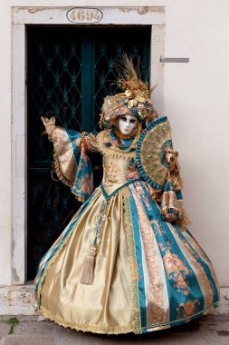Geleneksel Venedik Karnavalı 'nda (Carnevale di Venezia) geleneksel maskeli ve kostümlü Reveller. Venedik, Veneto, İtalya, Avrupa 
