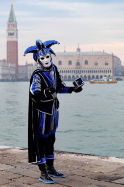 Geleneksel Venedik Karnavalı 'nda (Carnevale di Venezia) geleneksel maskeli ve kostümlü Reveller. Venedik, Veneto, İtalya, Avrupa 