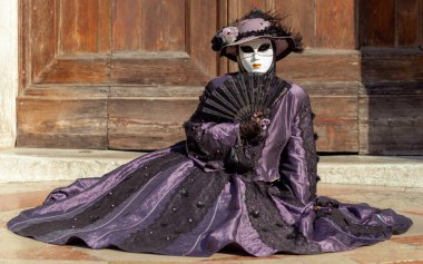 Geleneksel Venedik Karnavalı 'nda (Carnevale di Venezia) geleneksel maskeli ve kostümlü Reveller. Venedik, Veneto, İtalya, Avrupa 