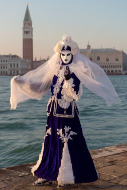 Geleneksel Venedik Karnavalı 'nda (Carnevale di Venezia) geleneksel maskeli ve kostümlü Reveller. Venedik, Veneto, İtalya, Avrupa 