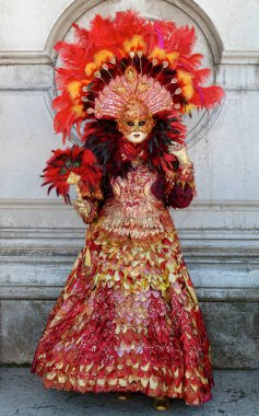 Geleneksel Venedik Karnavalı 'nda (Carnevale di Venezia) geleneksel maskeli ve kostümlü Reveller. Venedik, Veneto, İtalya, Avrupa 