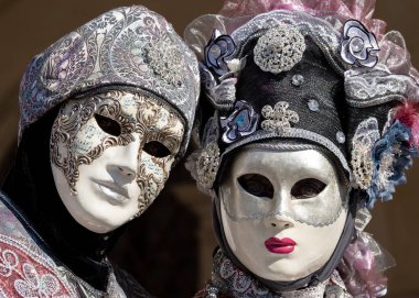 Geleneksel Venedik Karnavalı 'nda (Carnevale di Venezia) geleneksel maskeli ve kostümlü Reveller. Venedik, Veneto, İtalya, Avrupa 