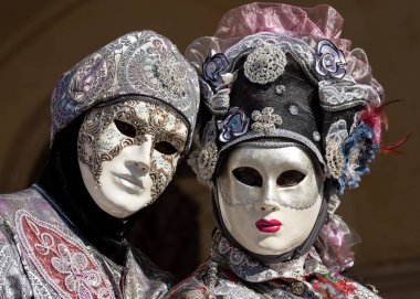 Geleneksel Venedik Karnavalı 'nda (Carnevale di Venezia) geleneksel maskeli ve kostümlü Reveller. Venedik, Veneto, İtalya, Avrupa 