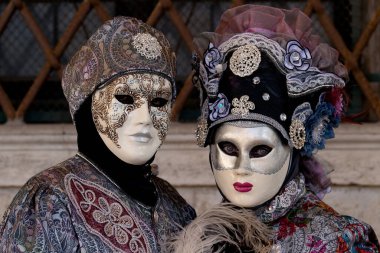 Geleneksel Venedik Karnavalı 'nda (Carnevale di Venezia) geleneksel maskeli ve kostümlü Reveller. Venedik, Veneto, İtalya, Avrupa 