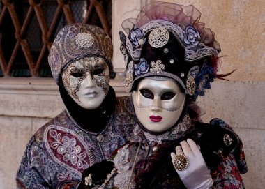 Geleneksel Venedik Karnavalı 'nda (Carnevale di Venezia) geleneksel maskeli ve kostümlü Reveller. Venedik, Veneto, İtalya, Avrupa 