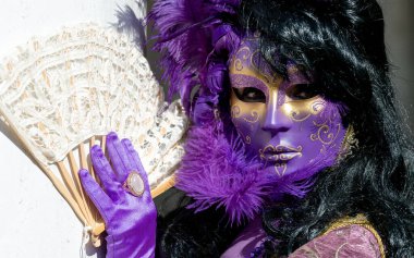 Geleneksel Venedik Karnavalı 'nda (Carnevale di Venezia) geleneksel maskeli ve kostümlü Reveller. Venedik, Veneto, İtalya, Avrupa 