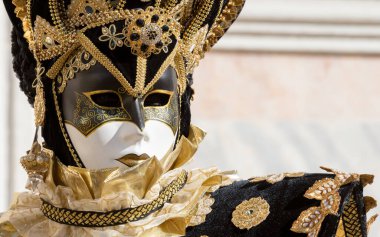 Geleneksel Venedik Karnavalı 'nda (Carnevale di Venezia) geleneksel maskeli ve kostümlü Reveller. Venedik, Veneto, İtalya, Avrupa 