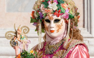 Geleneksel Venedik Karnavalı 'nda (Carnevale di Venezia) geleneksel maskeli ve kostümlü Reveller. Venedik, Veneto, İtalya, Avrupa 