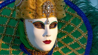 Geleneksel Venedik Karnavalı 'nda (Carnevale di Venezia) geleneksel maskeli ve kostümlü Reveller. Venedik, Veneto, İtalya, Avrupa 