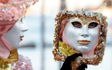 Geleneksel Venedik Karnavalı 'nda (Carnevale di Venezia) geleneksel maskeli ve kostümlü Reveller. Venedik, Veneto, İtalya, Avrupa 
