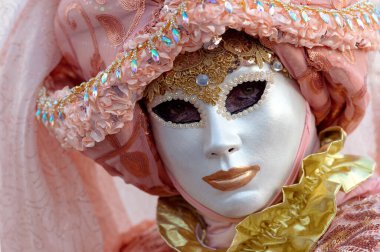 Geleneksel Venedik Karnavalı 'nda (Carnevale di Venezia) geleneksel maskeli ve kostümlü Reveller. Venedik, Veneto, İtalya, Avrupa 