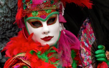 Geleneksel Venedik Karnavalı 'nda (Carnevale di Venezia) geleneksel maskeli ve kostümlü Reveller. Venedik, Veneto, İtalya, Avrupa 