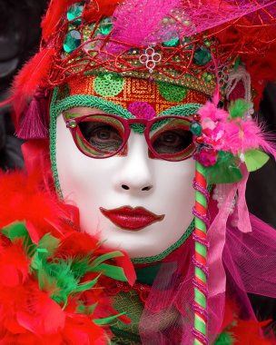 Geleneksel Venedik Karnavalı 'nda (Carnevale di Venezia) geleneksel maskeli ve kostümlü Reveller. Venedik, Veneto, İtalya, Avrupa 