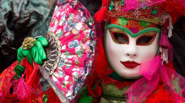 Geleneksel Venedik Karnavalı 'nda (Carnevale di Venezia) geleneksel maskeli ve kostümlü Reveller. Venedik, Veneto, İtalya, Avrupa 