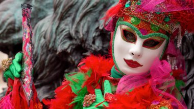 Geleneksel Venedik Karnavalı 'nda (Carnevale di Venezia) geleneksel maskeli ve kostümlü Reveller. Venedik, Veneto, İtalya, Avrupa 