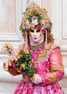 Geleneksel Venedik Karnavalı 'nda (Carnevale di Venezia) geleneksel maskeli ve kostümlü Reveller. Venedik, Veneto, İtalya, Avrupa 