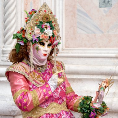 Geleneksel Venedik Karnavalı 'nda (Carnevale di Venezia) geleneksel maskeli ve kostümlü Reveller. Venedik, Veneto, İtalya, Avrupa 