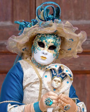 Geleneksel Venedik Karnavalı 'nda (Carnevale di Venezia) geleneksel maskeli ve kostümlü Reveller. Venedik, Veneto, İtalya, Avrupa 