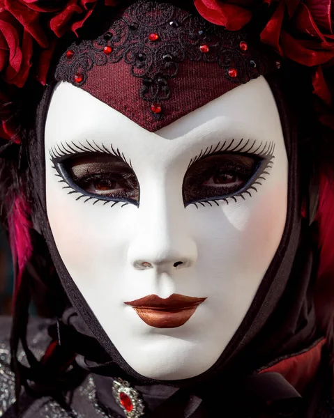 Geleneksel Venedik Karnavalı 'nda (Carnevale di Venezia) geleneksel maskeli ve kostümlü Reveller. Venedik, Veneto, İtalya, Avrupa 