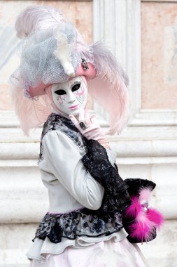 Geleneksel Venedik Karnavalı 'nda (Carnevale di Venezia) geleneksel maskeli ve kostümlü Reveller. Venedik, Veneto, İtalya, Avrupa 