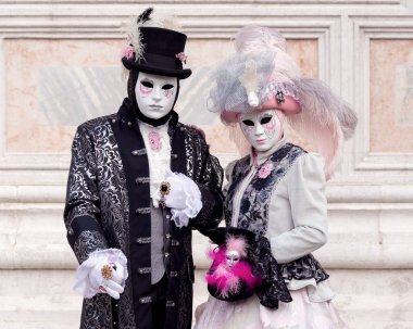 Geleneksel Venedik Karnavalı 'nda (Carnevale di Venezia) geleneksel maskeli ve kostümlü Reveller. Venedik, Veneto, İtalya, Avrupa 
