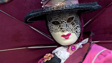 Geleneksel Venedik Karnavalı 'nda (Carnevale di Venezia) geleneksel maskeli ve kostümlü Reveller. Venedik, Veneto, İtalya, Avrupa 