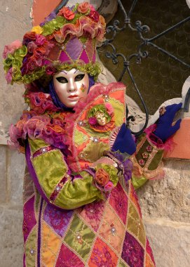 Geleneksel Venedik Karnavalı 'nda (Carnevale di Venezia) geleneksel maskeli ve kostümlü Reveller. Burano, Veneto, İtalya, Avrupa 