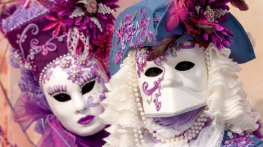 Geleneksel Venedik Karnavalı 'nda (Carnevale di Venezia) geleneksel maskeli ve kostümlü Reveller. Burano, Veneto, İtalya, Avrupa 