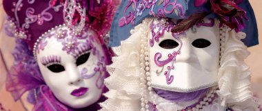 Geleneksel Venedik Karnavalı 'nda (Carnevale di Venezia) geleneksel maskeli ve kostümlü Reveller. Burano, Veneto, İtalya, Avrupa 