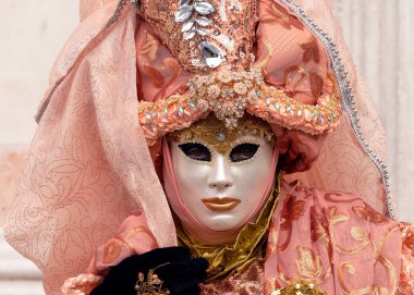 Geleneksel Venedik Karnavalı 'nda (Carnevale di Venezia) geleneksel maskeli ve kostümlü Reveller. Venedik, Veneto, İtalya, Avrupa 