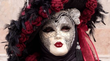 Geleneksel Venedik Karnavalı 'nda (Carnevale di Venezia) geleneksel maskeli ve kostümlü Reveller. Venedik, Veneto, İtalya, Avrupa 
