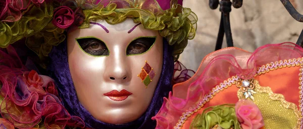 Reveller Tradycyjnej Masce Kostiumie Dorocznym Karnawale Wenecji Carnevale Venezia Burano — Zdjęcie stockowe
