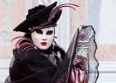 Geleneksel Venedik Karnavalı 'nda (Carnevale di Venezia) geleneksel maskeli ve kostümlü Reveller. Venedik, Veneto, İtalya, Avrupa 