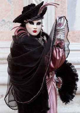 Geleneksel Venedik Karnavalı 'nda (Carnevale di Venezia) geleneksel maskeli ve kostümlü Reveller. Venedik, Veneto, İtalya, Avrupa 