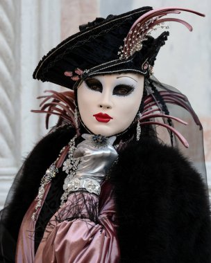 Geleneksel Venedik Karnavalı 'nda (Carnevale di Venezia) geleneksel maskeli ve kostümlü Reveller. Venedik, Veneto, İtalya, Avrupa 