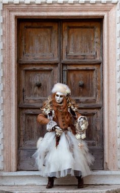 Geleneksel Venedik Karnavalı 'nda (Carnevale di Venezia) geleneksel maskeli ve kostümlü Reveller. Venedik, Veneto, İtalya, Avrupa 