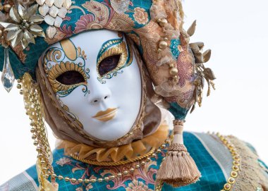 Geleneksel Venedik Karnavalı 'nda (Carnevale di Venezia) geleneksel maskeli ve kostümlü Reveller. Venedik, Veneto, İtalya, Avrupa 