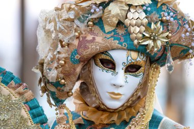 Geleneksel Venedik Karnavalı 'nda (Carnevale di Venezia) geleneksel maskeli ve kostümlü Reveller. Venedik, Veneto, İtalya, Avrupa 