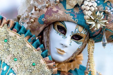 Geleneksel Venedik Karnavalı 'nda (Carnevale di Venezia) geleneksel maskeli ve kostümlü Reveller. Venedik, Veneto, İtalya, Avrupa 