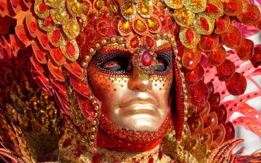 Geleneksel Venedik Karnavalı 'nda (Carnevale di Venezia) geleneksel maskeli ve kostümlü Reveller. Venedik, Veneto, İtalya, Avrupa 