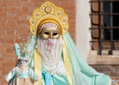 Geleneksel Venedik Karnavalı 'nda (Carnevale di Venezia) geleneksel maskeli ve kostümlü Reveller. Venedik, Veneto, İtalya, Avrupa 