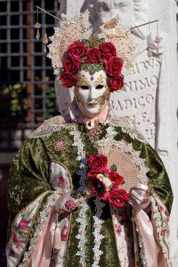 Geleneksel Venedik Karnavalı 'nda (Carnevale di Venezia) geleneksel maskeli ve kostümlü Reveller. Venedik, Veneto, İtalya, Avrupa 