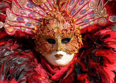 Geleneksel Venedik Karnavalı 'nda (Carnevale di Venezia) geleneksel maskeli ve kostümlü Reveller. Venedik, Veneto, İtalya, Avrupa 