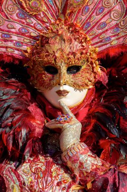 Geleneksel Venedik Karnavalı 'nda (Carnevale di Venezia) geleneksel maskeli ve kostümlü Reveller. Venedik, Veneto, İtalya, Avrupa 