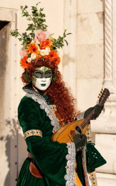 Geleneksel Venedik Karnavalı 'nda (Carnevale di Venezia) geleneksel maskeli ve kostümlü Reveller. Venedik, Veneto, İtalya, Avrupa 