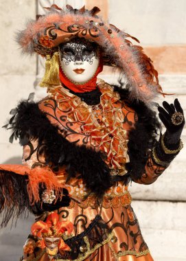 Geleneksel Venedik Karnavalı 'nda (Carnevale di Venezia) geleneksel maskeli ve kostümlü Reveller. Venedik, Veneto, İtalya, Avrupa 